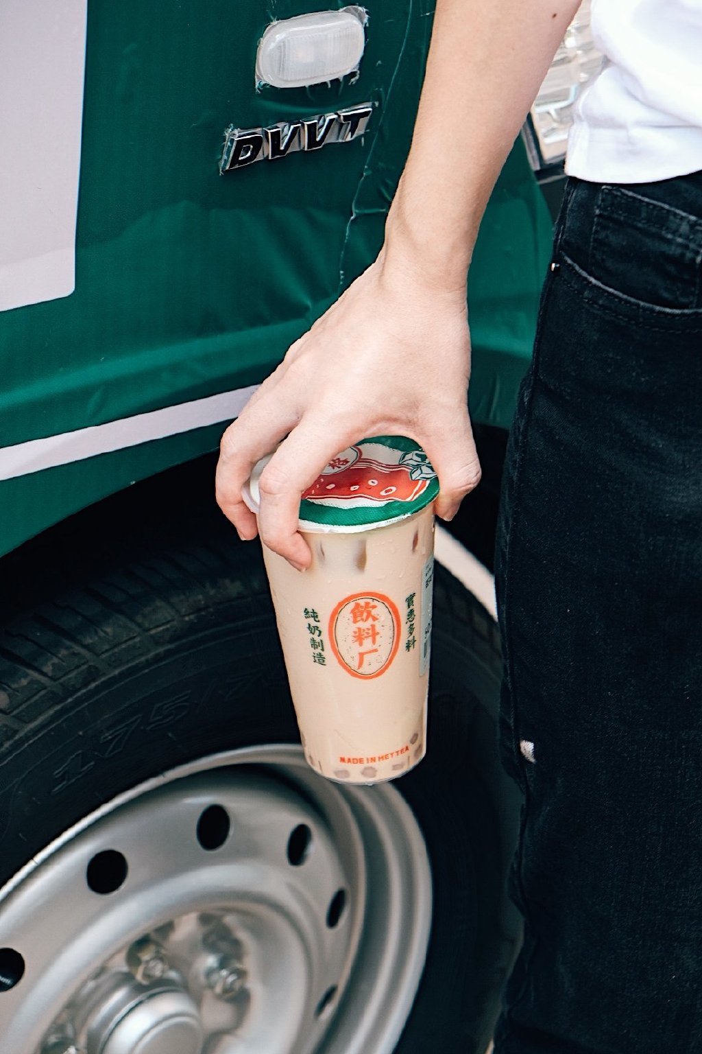 喜小茶飲料廠來了，開著五菱汽車限時(shí)“土酷”出攤