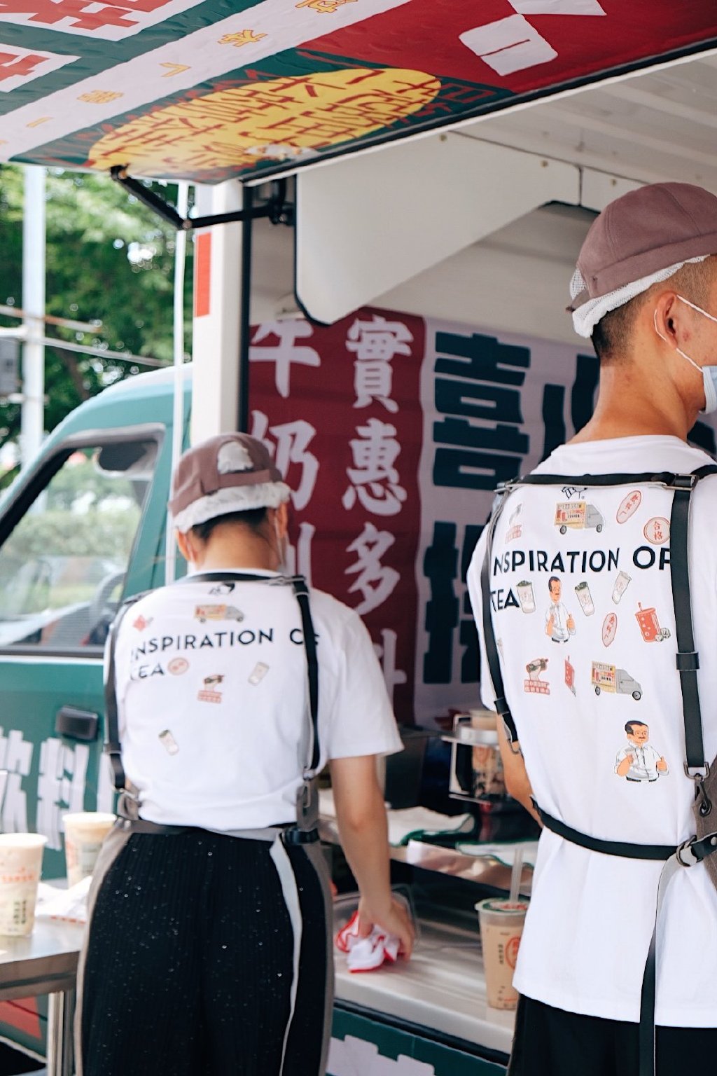 喜小茶飲料廠來了，開著五菱汽車限時(shí)“土酷”出攤